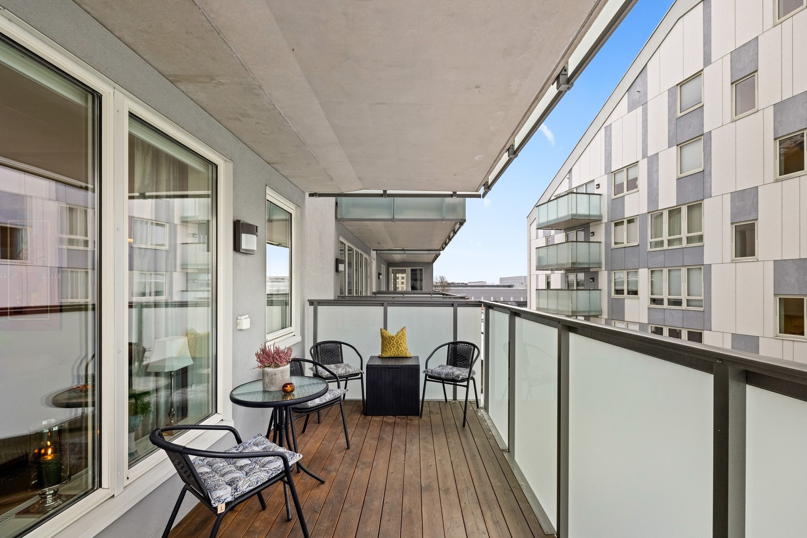 Balkongen har tregulv og god plass til en utendørs sittegruppe. Galleribilde