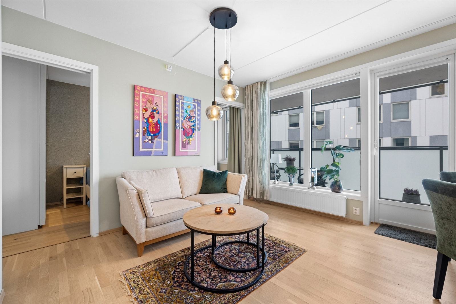 Store vinduer slipper inn rikelig med naturlig lys Galleribilde