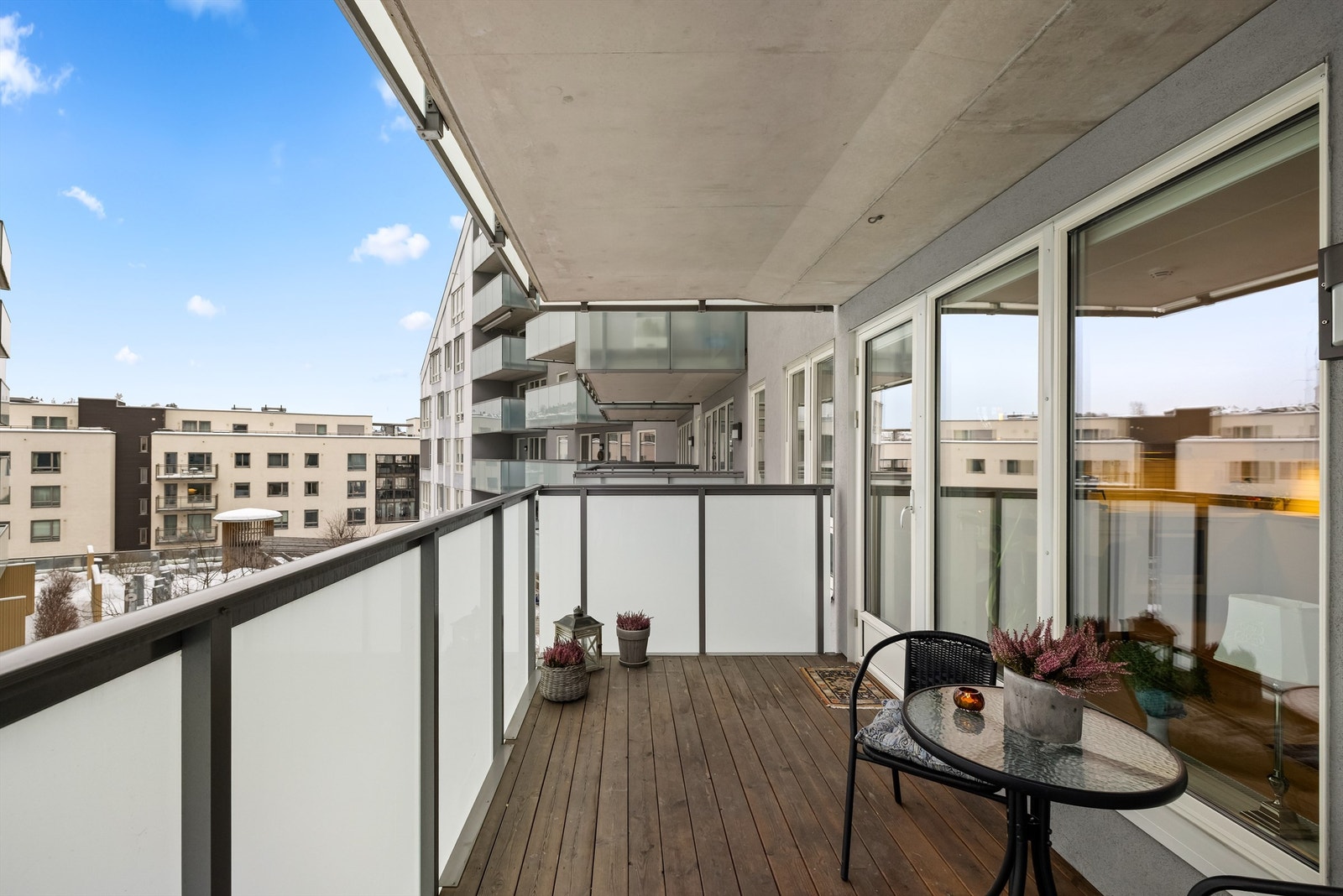 Balkongen er delvis overbygget, noe som gir ly for vær og vind. Galleribilde