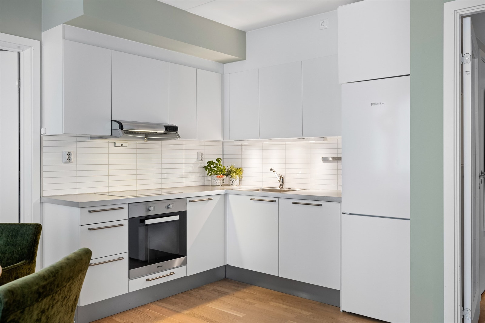 Innredningen er utstyrt med integrerte hvitevarer som nedfelt koketopp, stekeovn og oppvaskmaskin Galleribilde