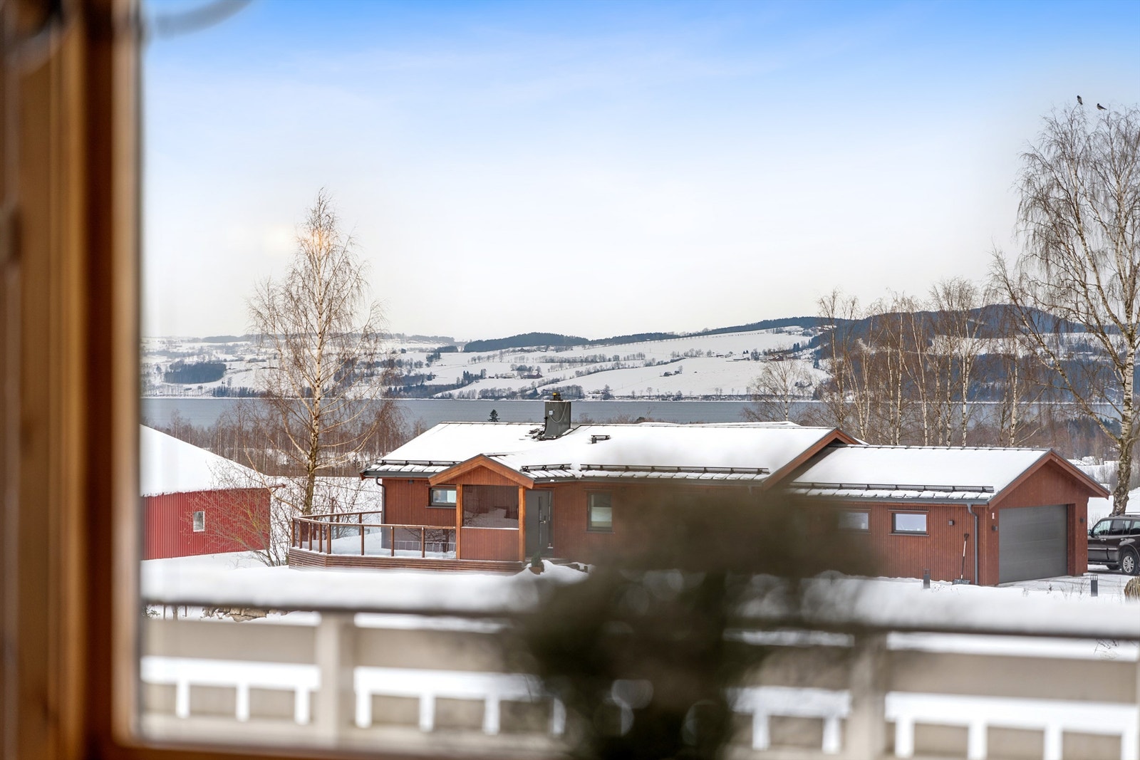 Flott og vid mjøsutsikt fra både inne og ute. Galleribilde