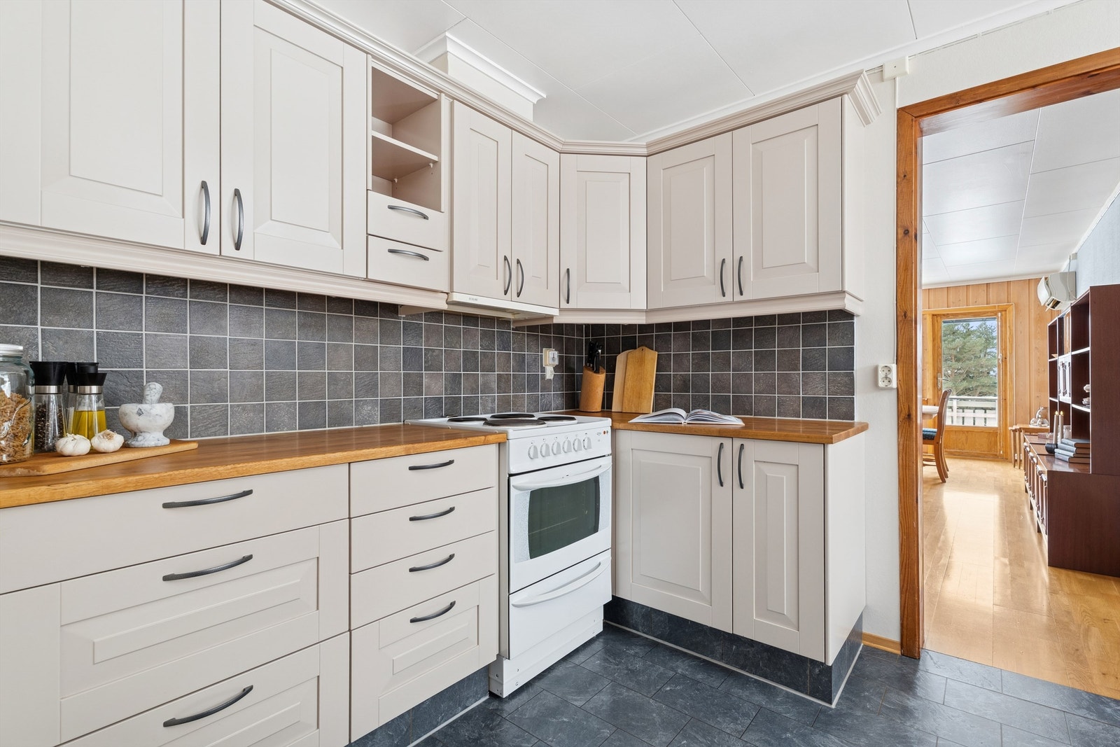 Kjøkken med klassisk og pen innredning fra ca. 2000. Galleribilde