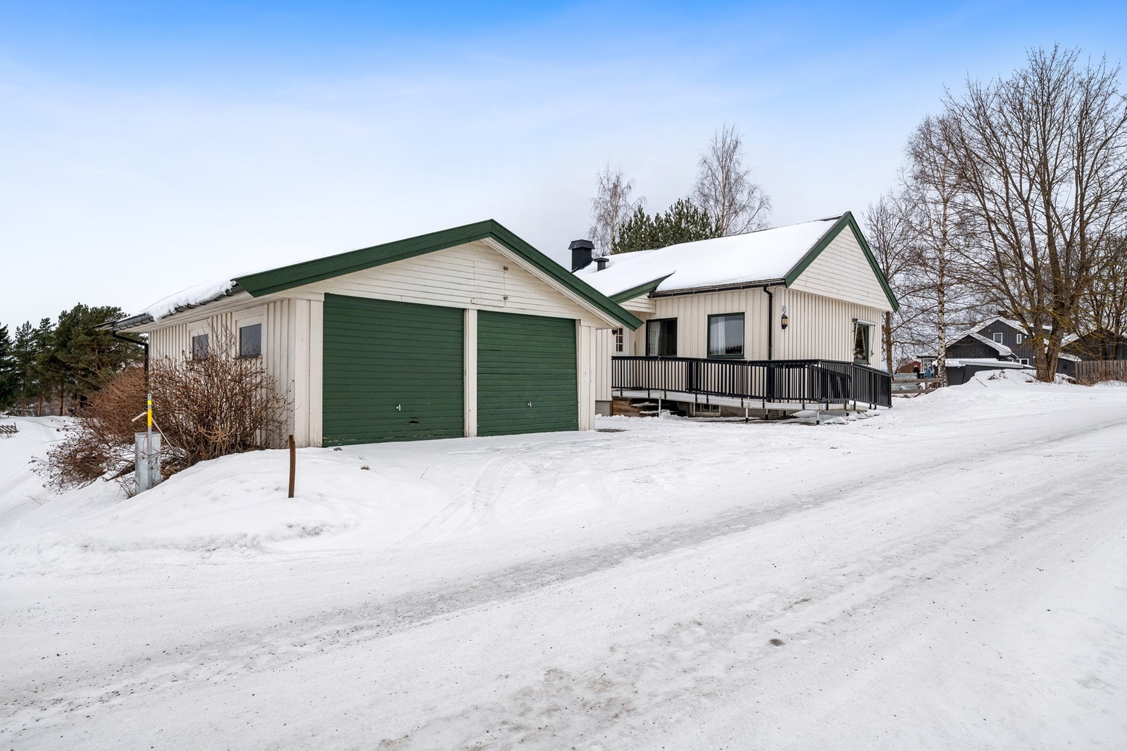 Dobbelgarasje med boder i bakkant. Galleribilde