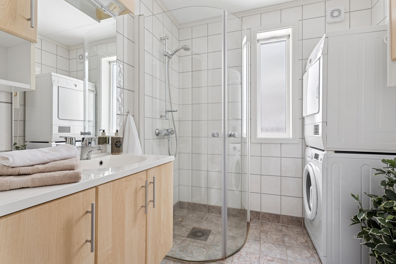 Flislagt bad med gulvvarme. Badet er antatt oppgradert i 2005/2007. Galleribilde