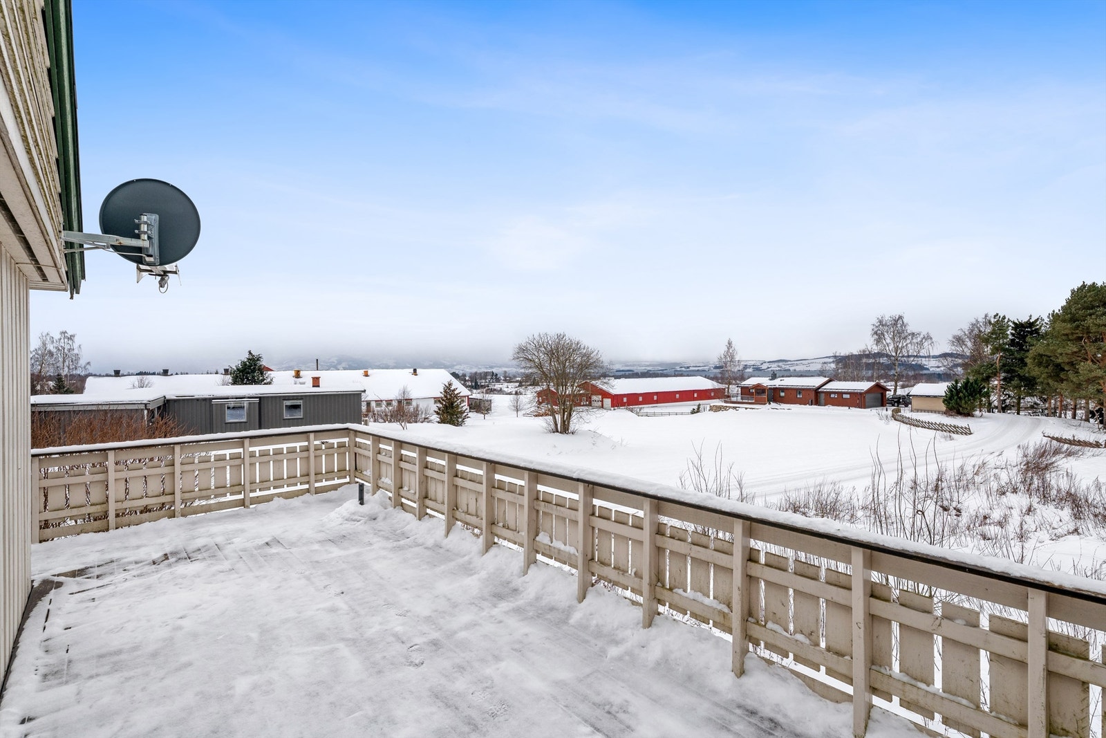 Stor og solrik terrasse med flott utsikt. Galleribilde