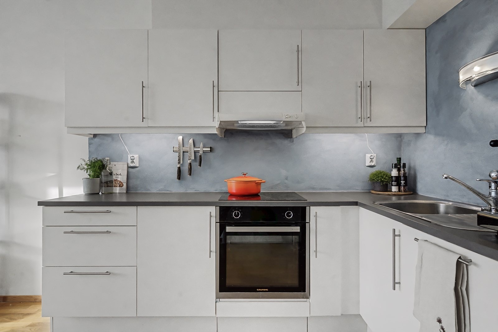 Integrerte hvitevarer (oppvaskmaskin, platetopp og stekeovn) følger med i handelen. Galleribilde