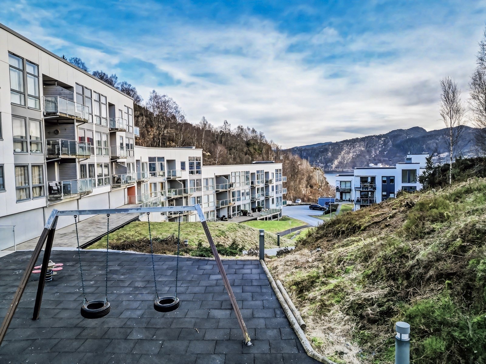 Mellom blokkene er det anlagt lekeplass. Det er også fine grøntarealer i borettslaget. Galleribilde