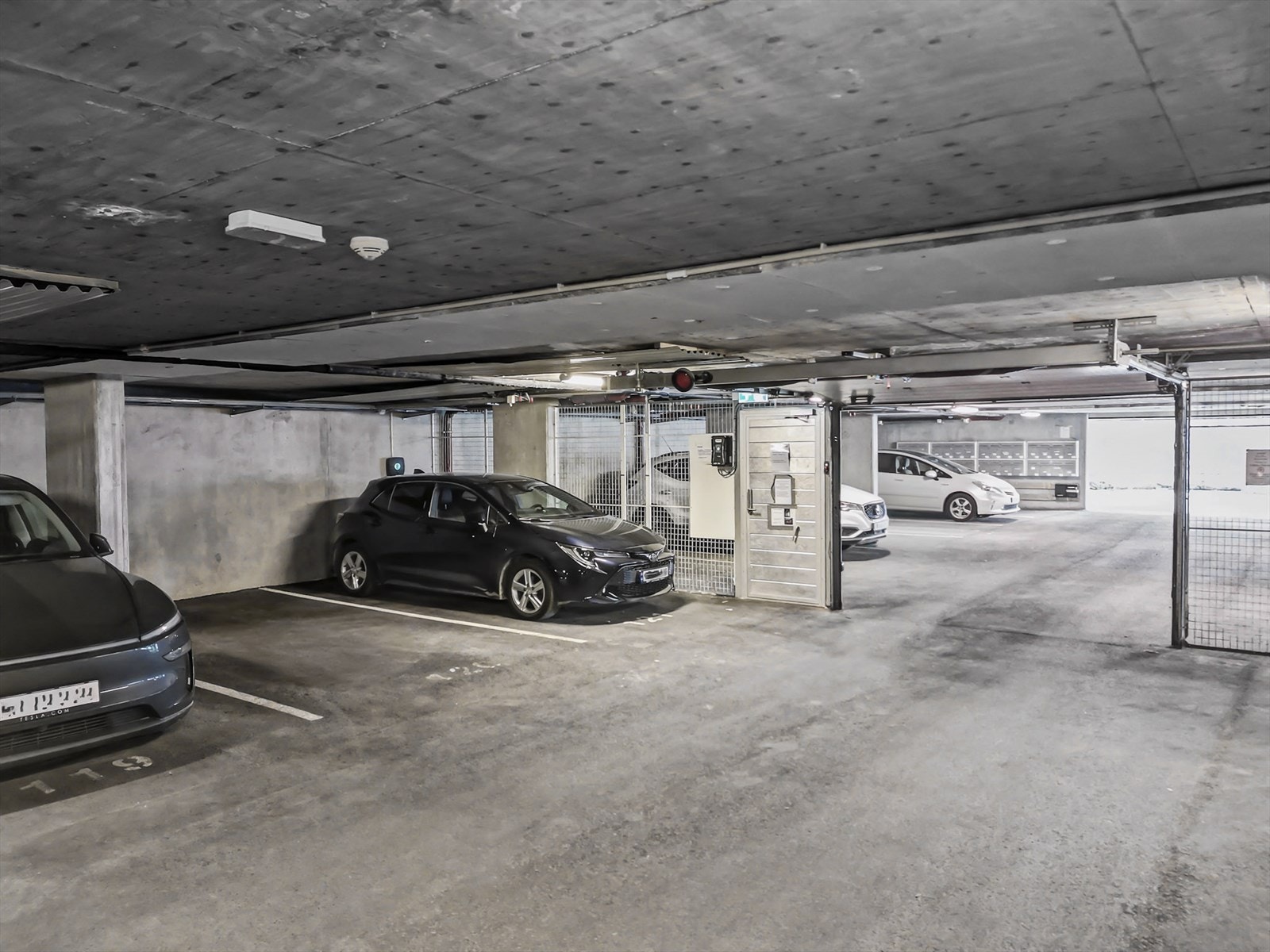 Leiligheten disponerer parkeringsplass nr 120 i garasjen. Det er mulig å legge opp el-billader slik flere naboer har gjort. Utenfor porten ser du overbygget gjesteparkering. Galleribilde