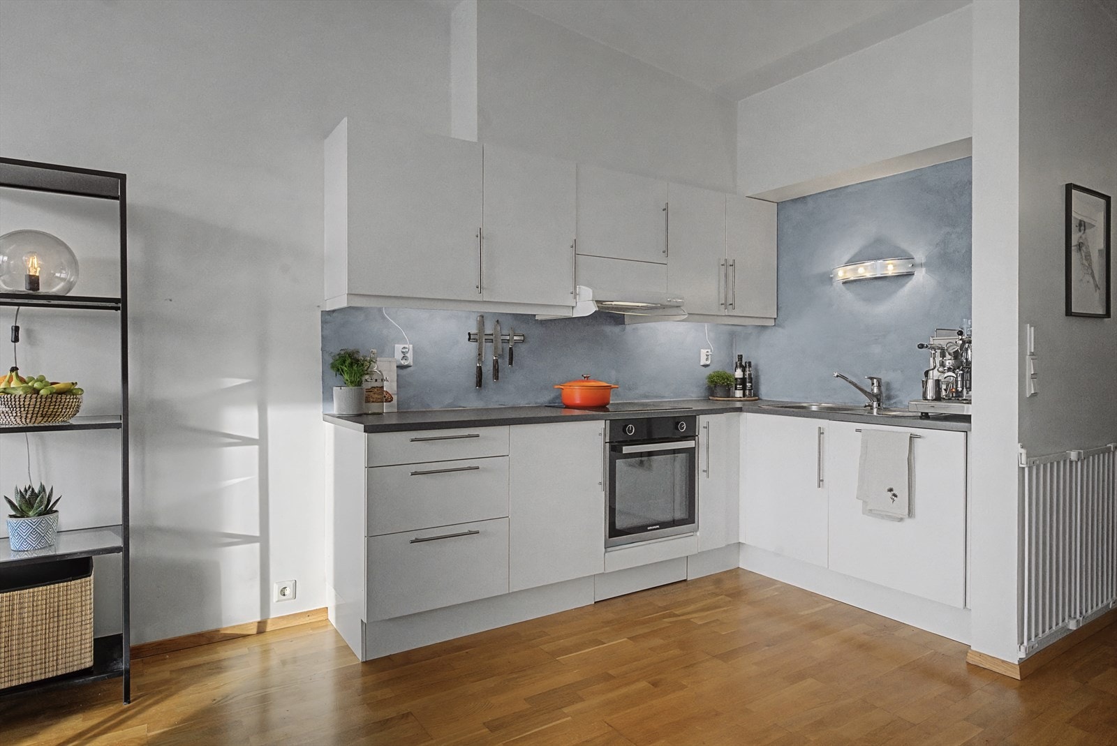 Kjøkkenet her innredning fra HTH. Plass til frittstående kjøleskap til venstre. Galleribilde