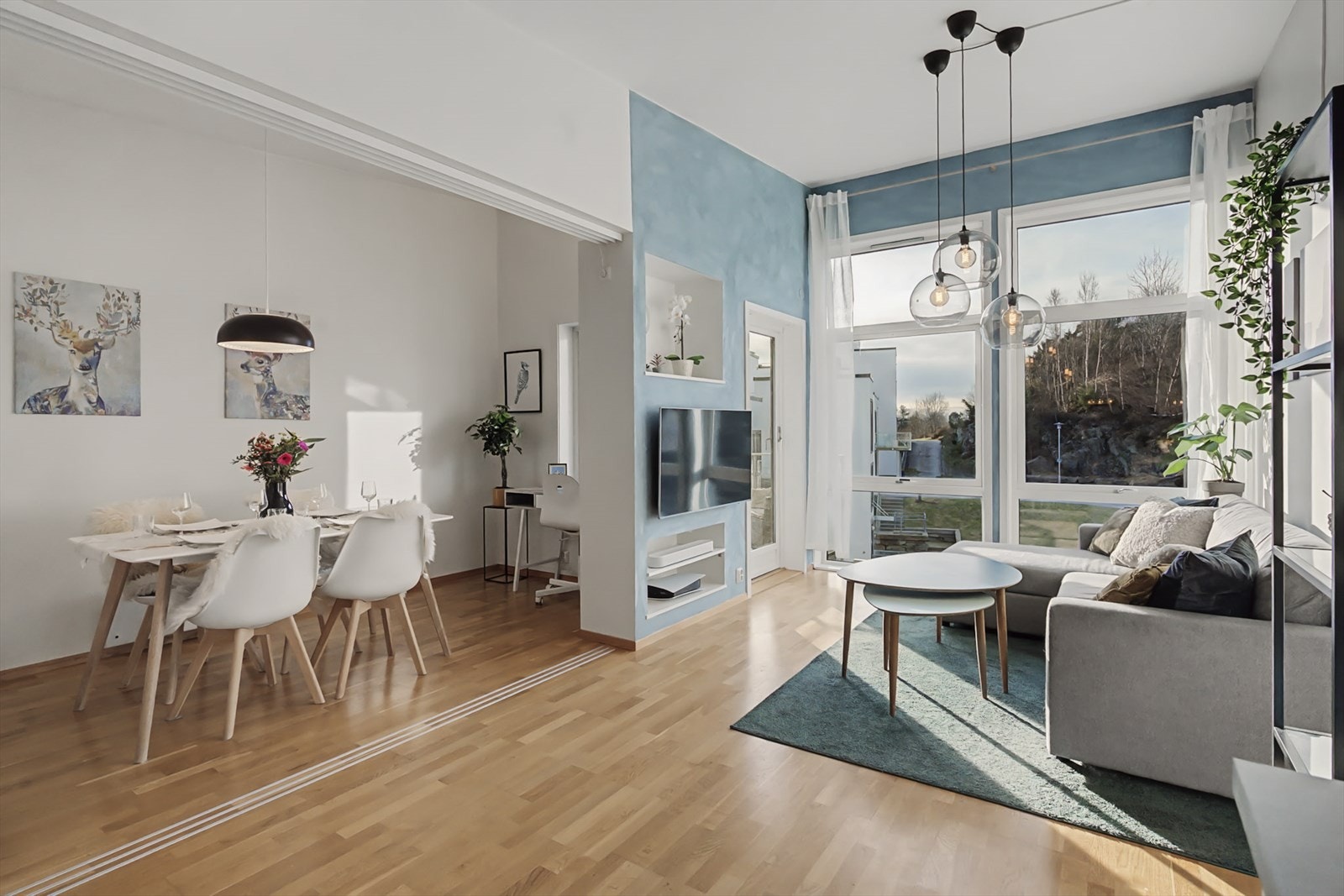 Leiligheten har gjennomgående parkettgulv og lysmalte slette flater. Stuen måler omtrent 28 kvm. Galleribilde