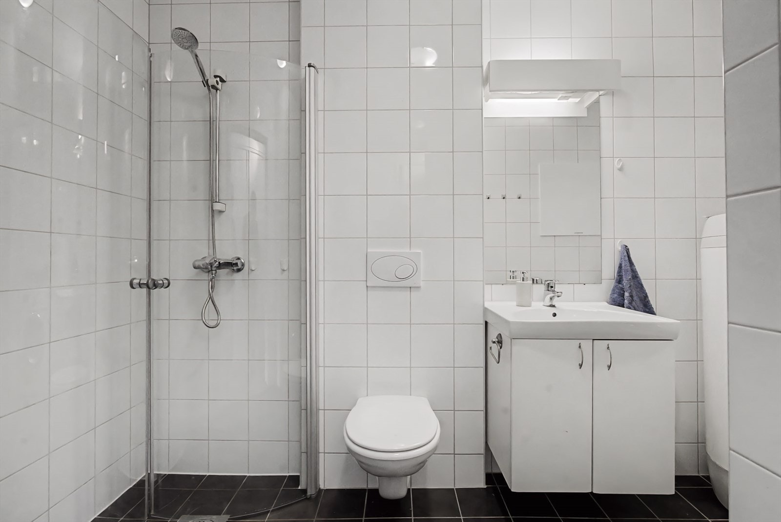 Badet ligger like over gangen og er flott innredet med alt du trenger. Gulvet har varmekabler. Galleribilde