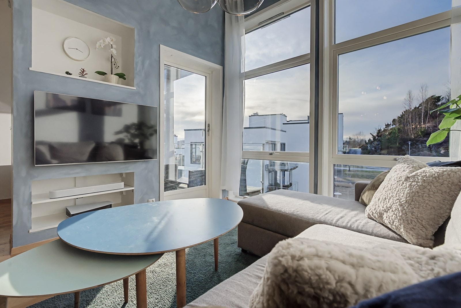 Fra den lune sofakroken har du flott utsikt og herlig lysinnslipp. Galleribilde