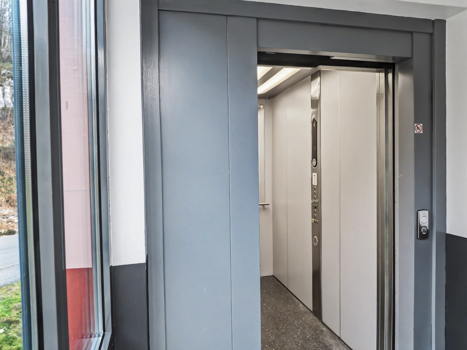 Fra garasjen kommer du tørrskodd opp til 3. etasje via heis (trykk på nr. 4) Galleribilde