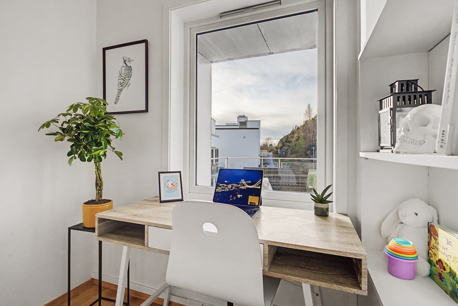 Innerst i spisestuen er det plass til hjemmekontoret. Galleribilde