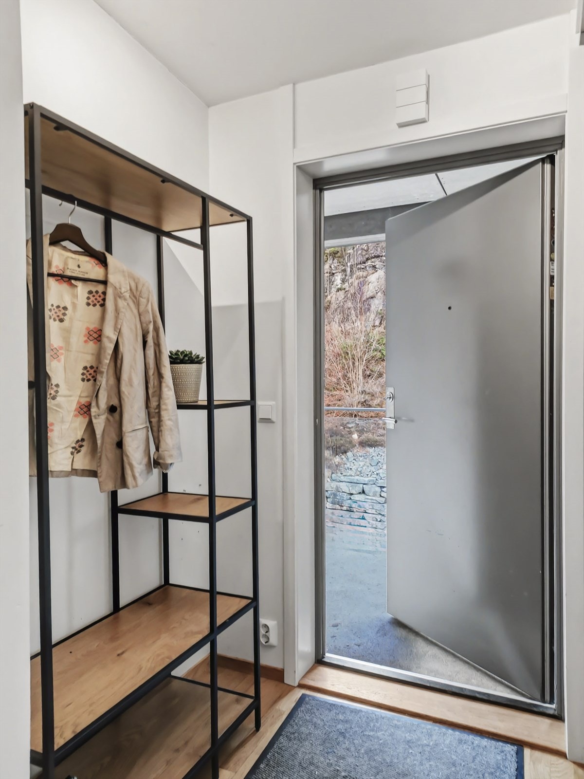 Entréen er lys og fin, med plass til yttertøy og sko. Egen direkte utgang til svalgang. Galleribilde