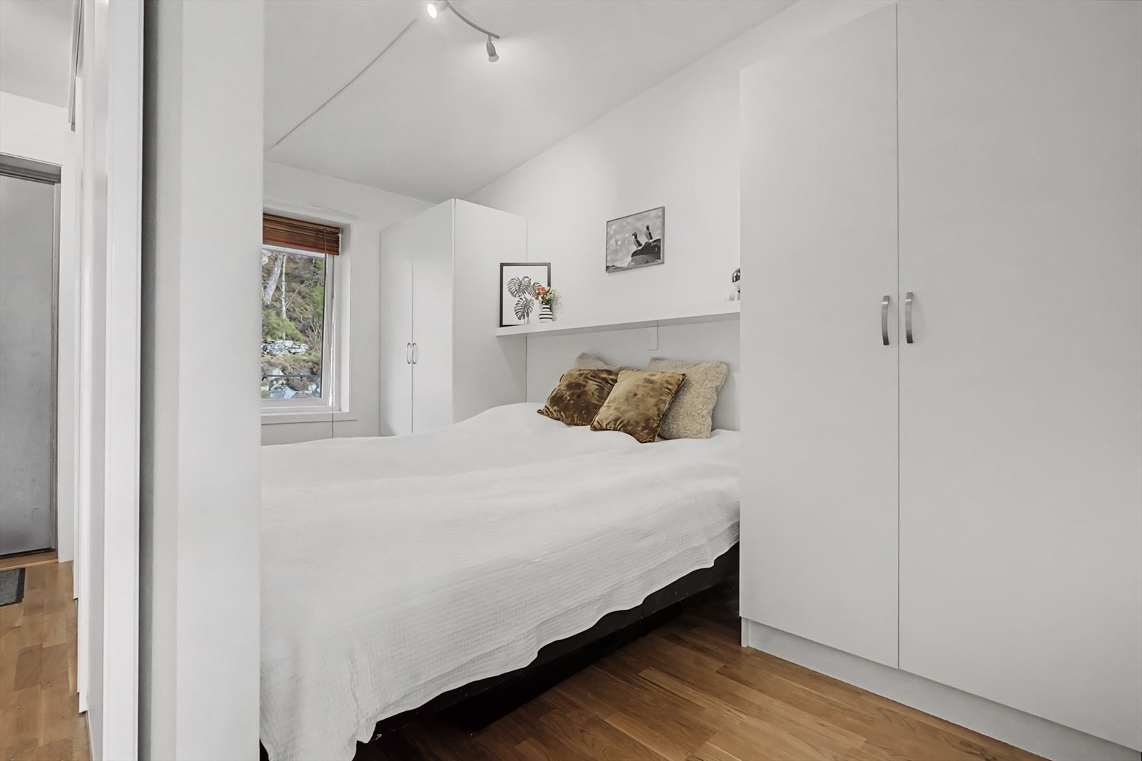 Soverom 1 (ca. 8,3 m²) er elegant uført med skyvedørsinngang på hver side av dobbeltsengen. Garderobeskapene
følger med på kjøpet. Galleribilde