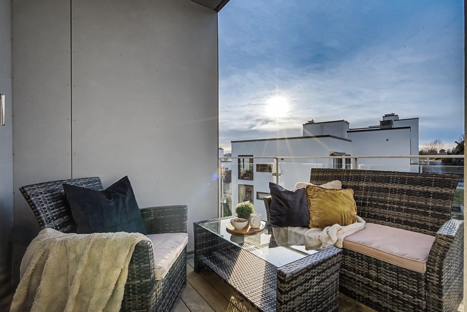 Balkongen ligger sør-vestvendt og gir deg fin ettermiddagssol og utsikt mot fjorden og Askøybroen. Galleribilde