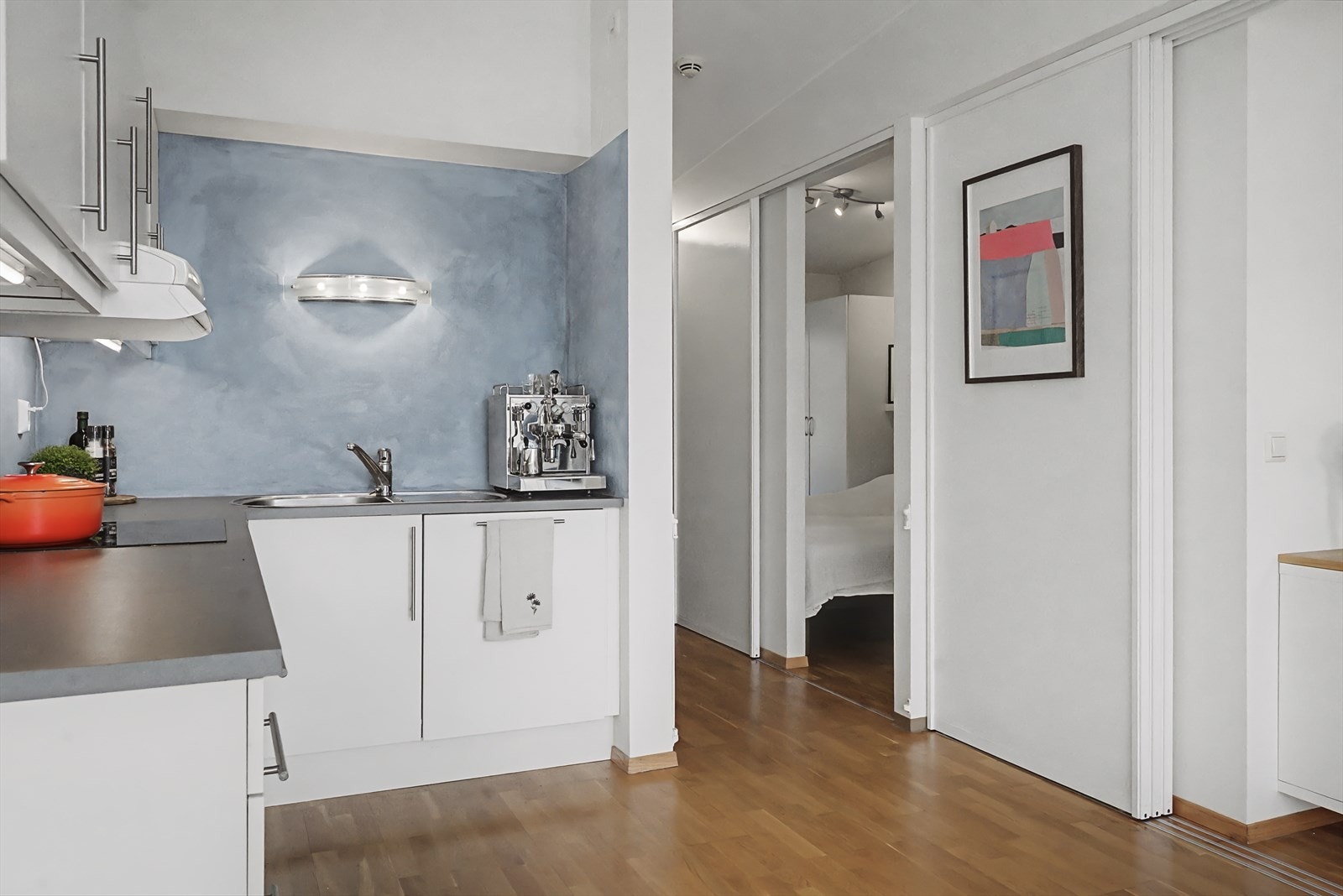 Vi beveger oss tilbake til gangen med soverom og bad. Galleribilde