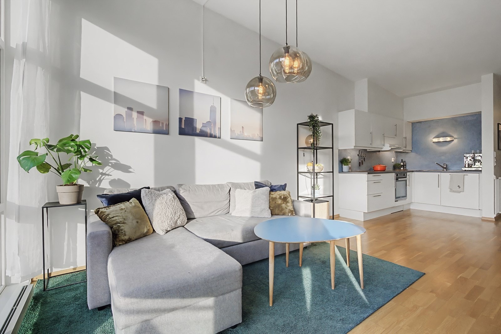 Her ser du tydelig den ekstra takhøyden som er unikt for toppetasjen, samt den praktiske åpne løsningen. Galleribilde