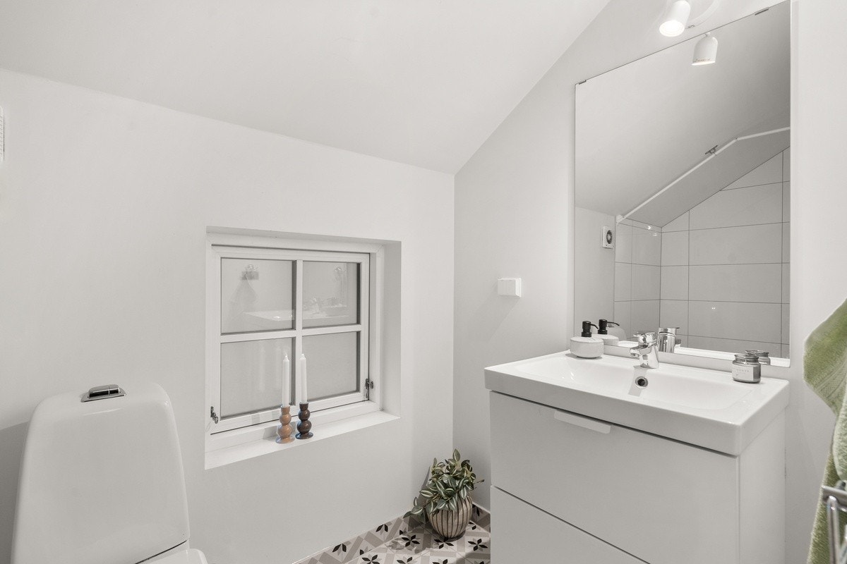 Bad i 2. etasje med inngang fra fellesareal Galleribilde