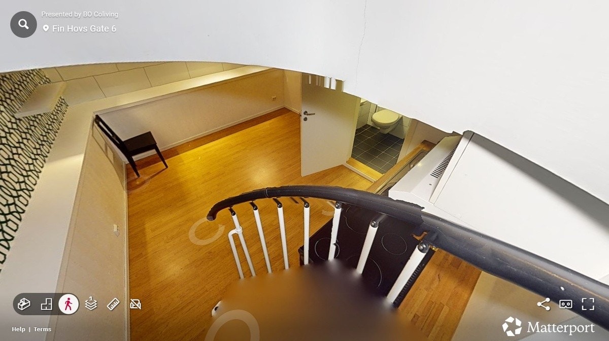 Ned trappen er en liten stue med kjøkken og eget privat med bad. Galleribilde