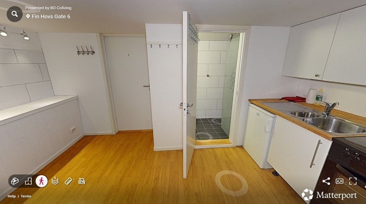 Leiligheten har flislagt bad med wc, servant og dusjhjørne. I tillegg er det vaskerom ut fra døren til venstre. Galleribilde