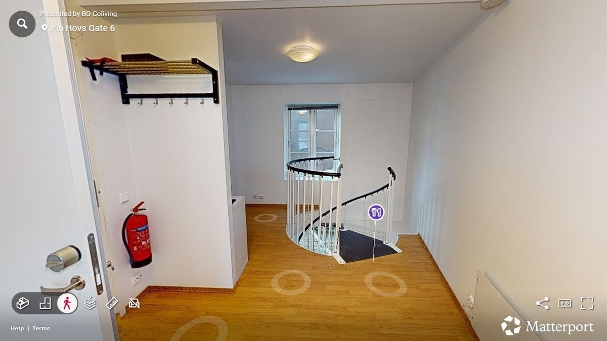 Gamle bilder av ledig leilighet. Leiligheten er over 2 plan. Dette er øverste etasje som har blitt benyttet som "soverom" og skapplass. Galleribilde