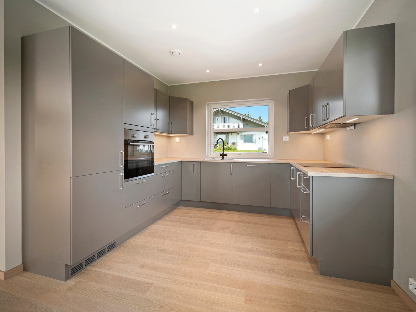 Integrert komfyr, induksjonstopp, oppvaskmaskin og integrert kjøl/frys. Galleribilde