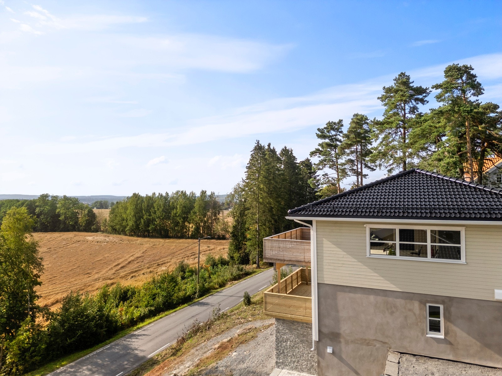 Boligen går over tre plan med totalt 4 soverom, 4 bad, vaskerom og romslige stuer. Galleribilde