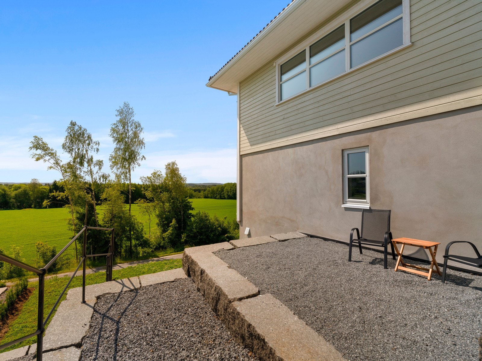 Ved siden av boligen er det uteområder i flere nivåer ned til hagen. Galleribilde