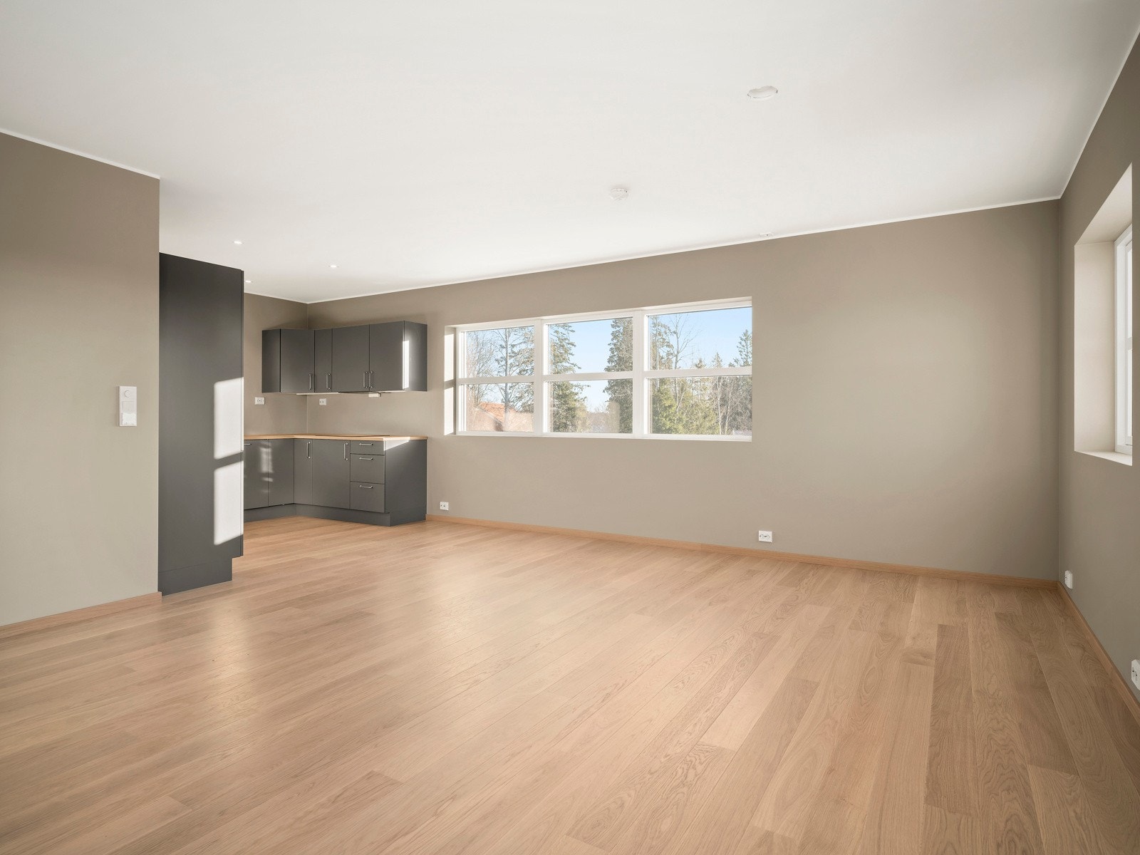 Åpen kjøkken stue løsning med god plass til egen spisestuedel. Galleribilde