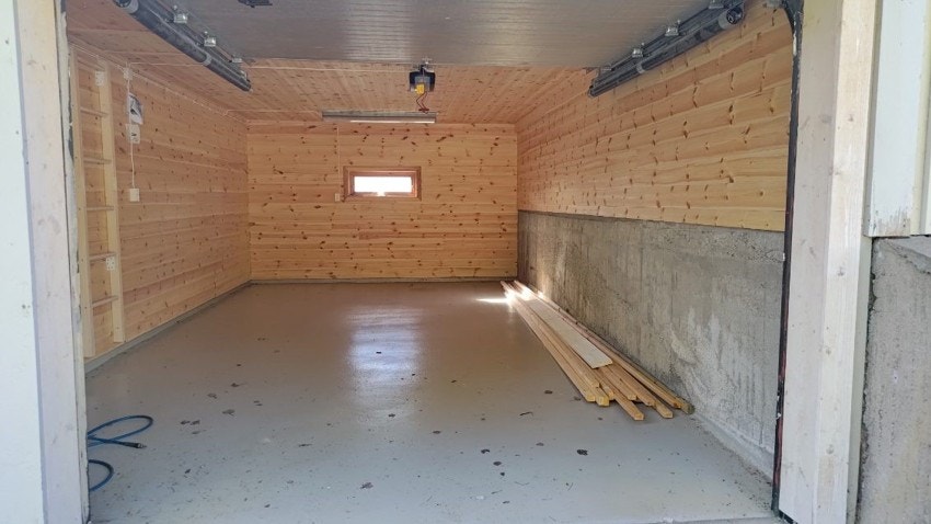 Hovedenheten vil ha tilgang til egen garasje i fellesanlegg. Garasjeport er isolert og vil ha tilhørende automatisk portåpner. Galleribilde