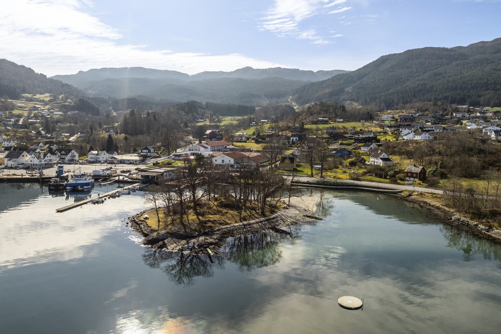 Peparen, badeplassen i forgrunnen, og hotellet i bakkant, med nyåpnet utendørsbasseng Galleribilde