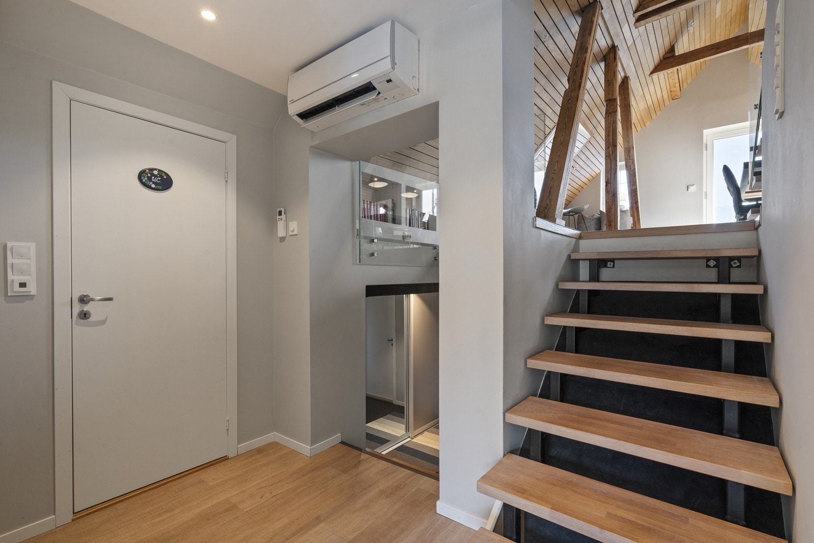 Trappegang, med kraftig varmepumpe som er nok for å varme opp leiligheten Galleribilde
