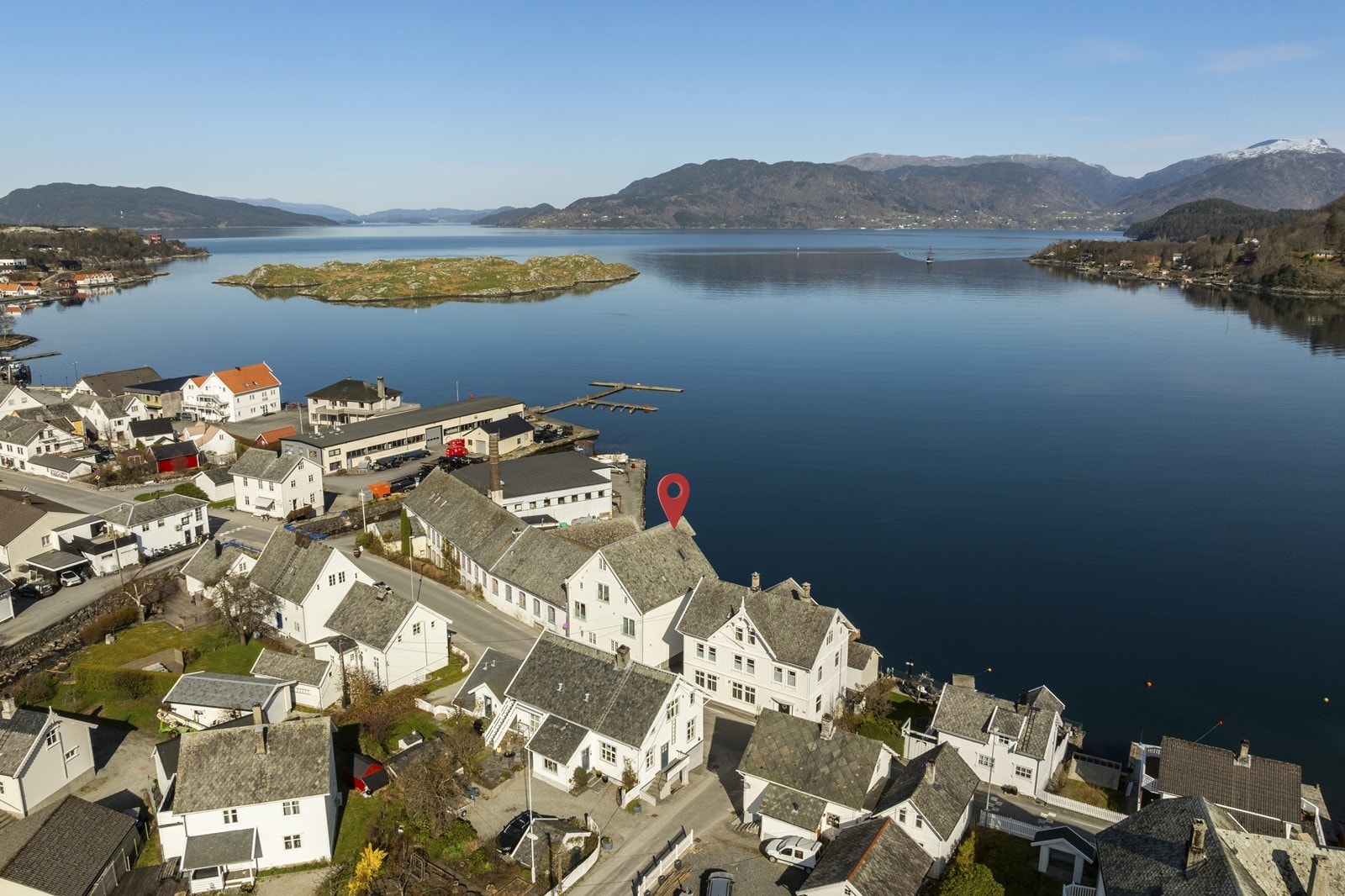 Fra leiligheten er det panoramautsikt mot innseilingen til Skånevik Galleribilde