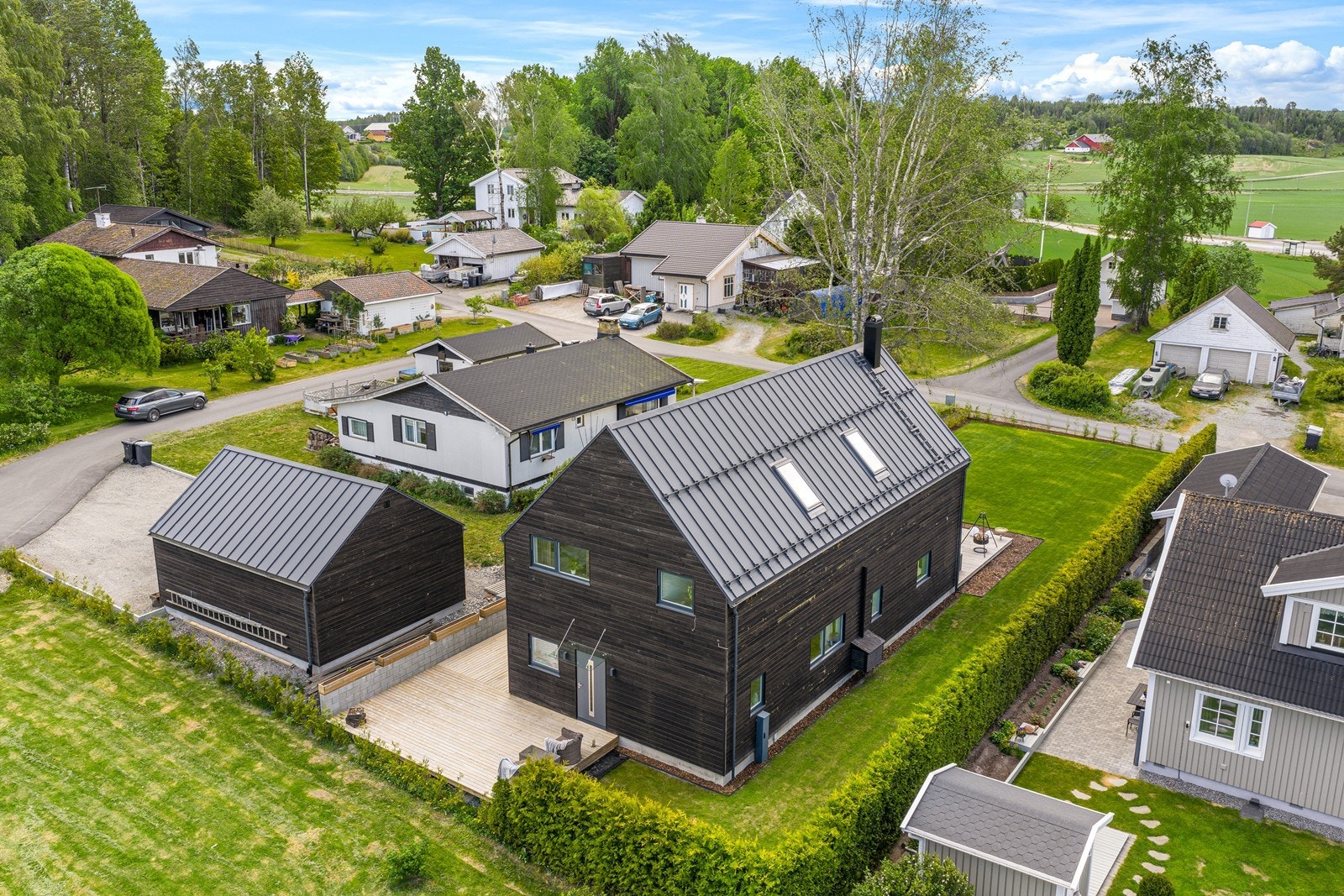 Flott eiendom med stilfull enebolig m/hybel fra 2021- Landlig og rolig beliggende med turstier rett utenfor døren. Galleribilde