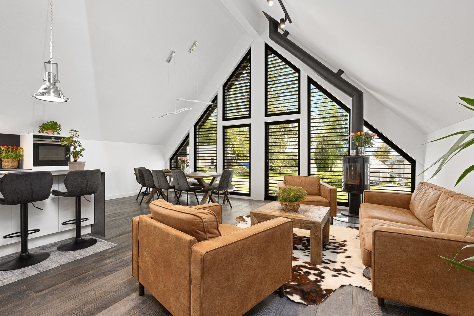 Gulv-til takhøye vinduer mot syd. Galleribilde