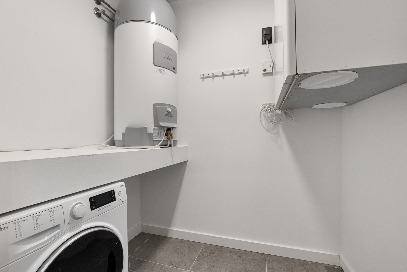 Vaskerom / teknisk rom praktisk plassert tilknyttet trappehallen. Galleribilde