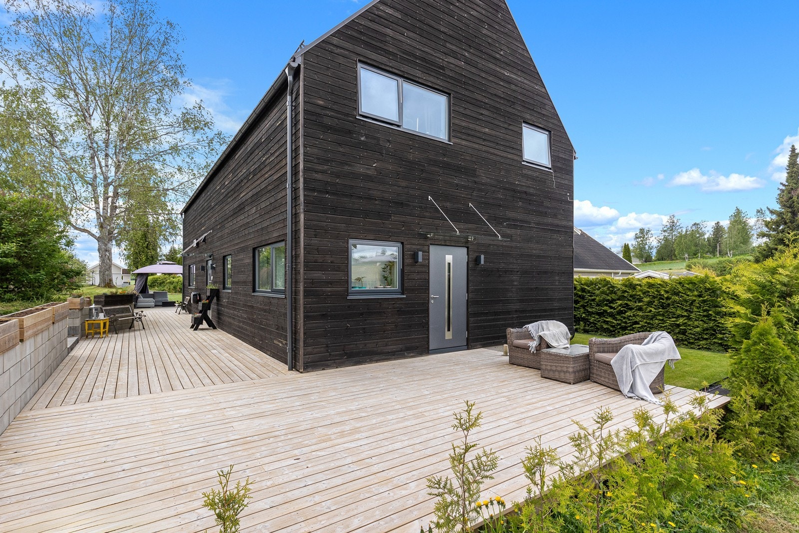 Egen inngang til hybel og tilhørende terrasseplatting. Galleribilde