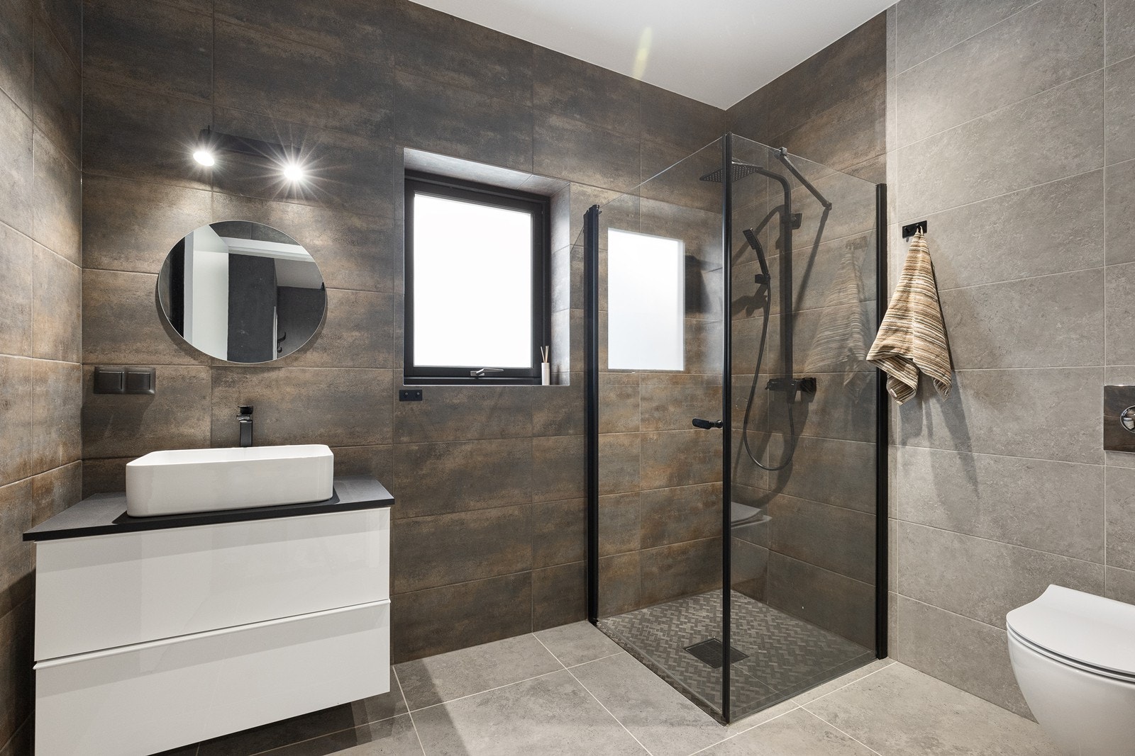 Lekker bad i 1.etasje tilknyttet soverom 2 og 3. Flislagt med gulvvarme. Galleribilde