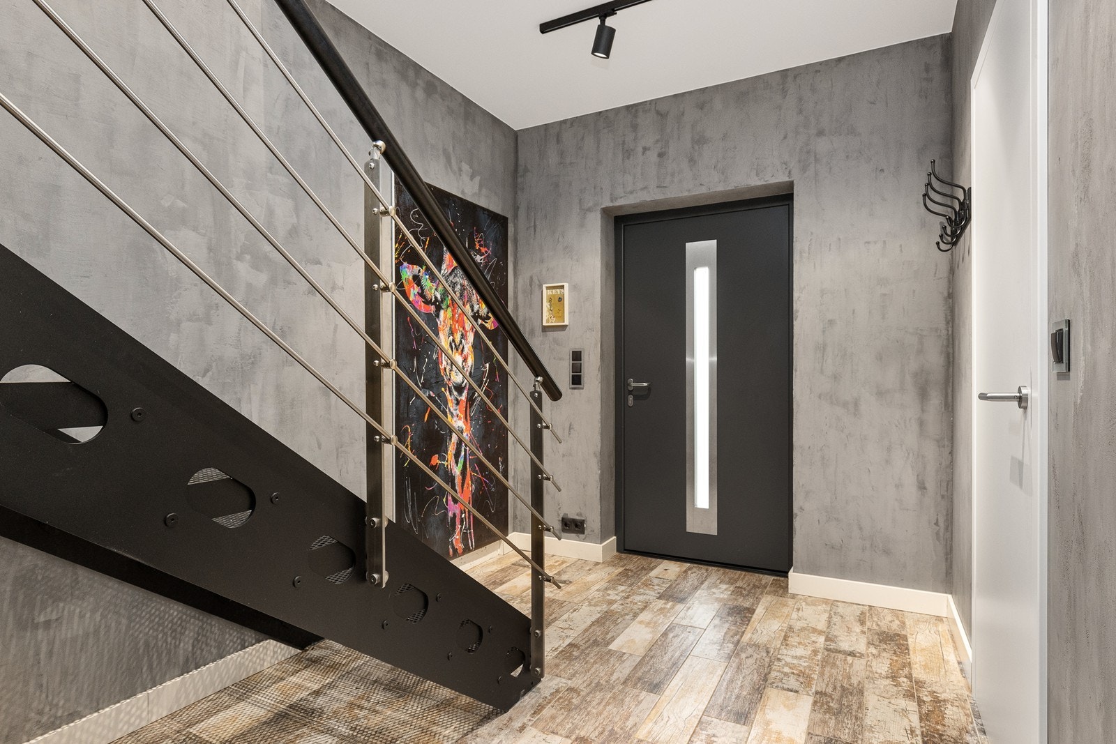 Lys og stilig hall med trapp til 2.etasje og med egen inngang til hybel (bak bildet). Galleribilde