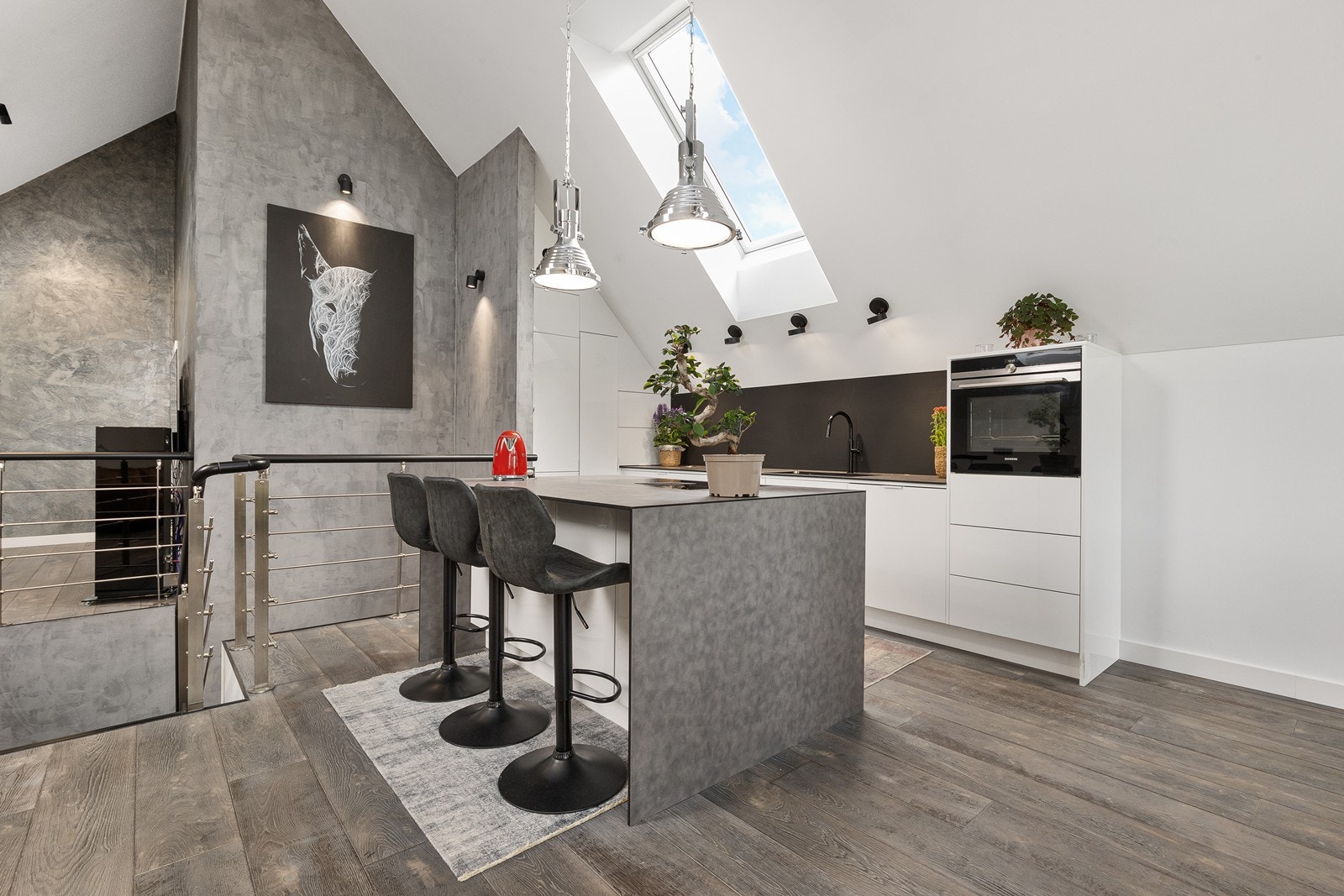 Alt av hvitevarer integrert og med benkeventilator. Galleribilde