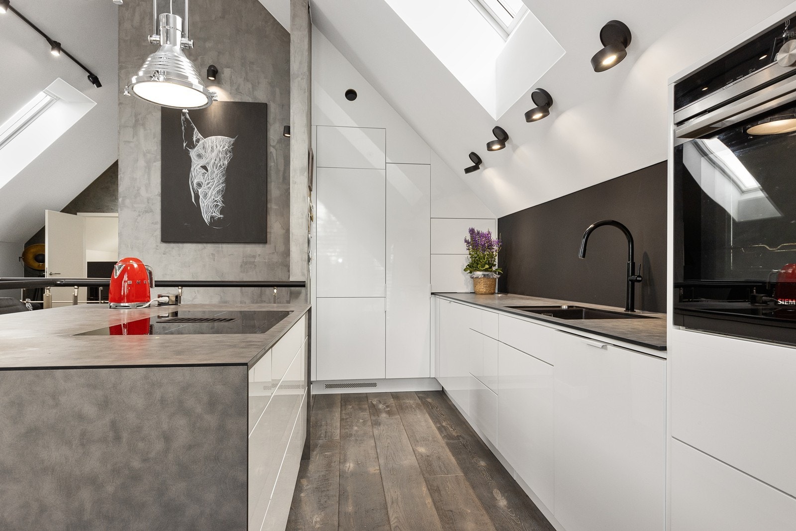 Delikat og praktisk kjøkken godt utstyrt med oppbevaringsløsninger. Galleribilde