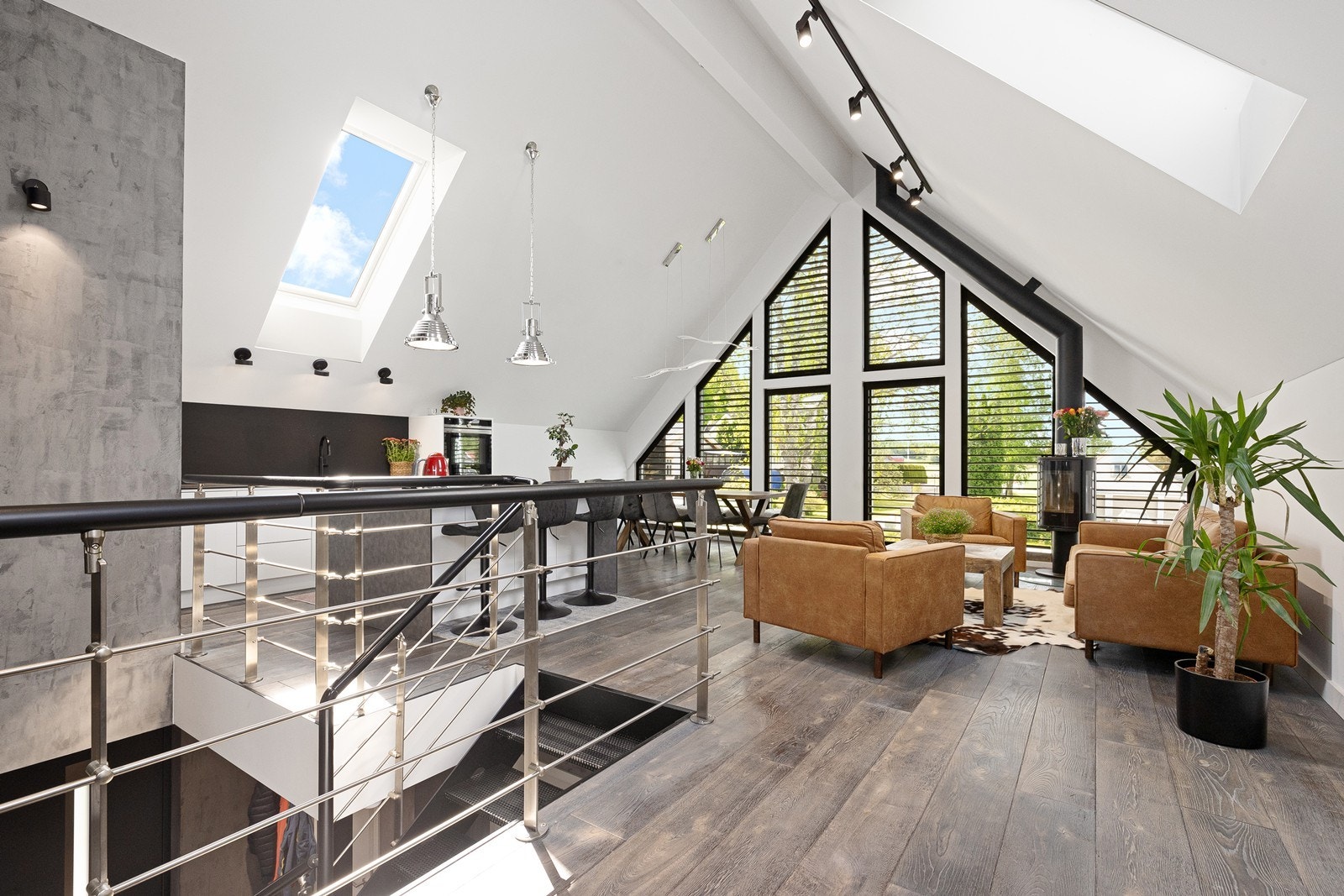 Skråtak med vinduer og høy himling med takvinduer. Galleribilde