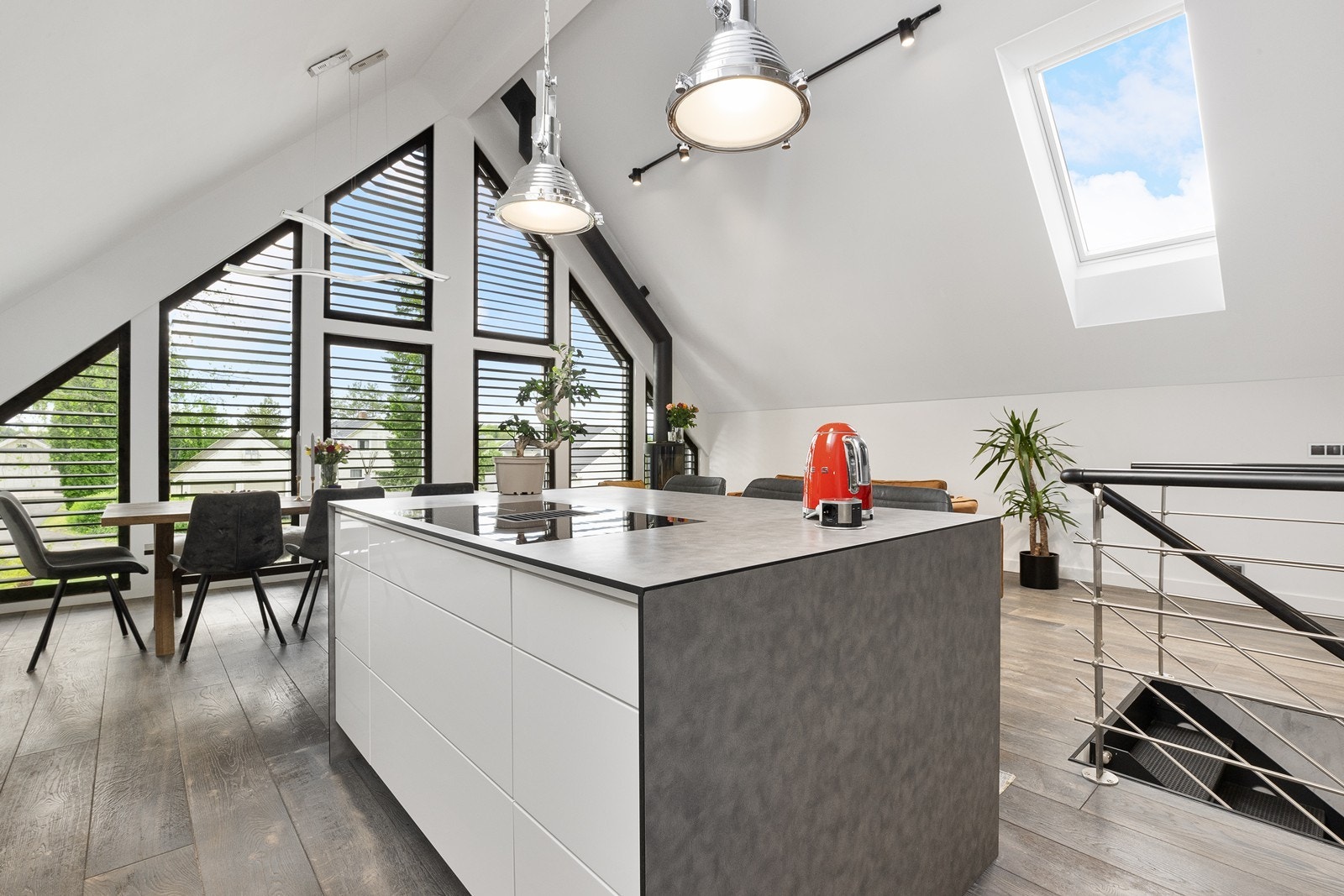 Kjøkken med åpen løsning mot stuen. Galleribilde