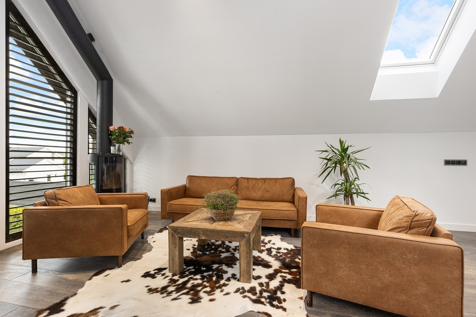 Peisovn og varmepumpe i stuen gir en jevn og varm atmosfære. Galleribilde