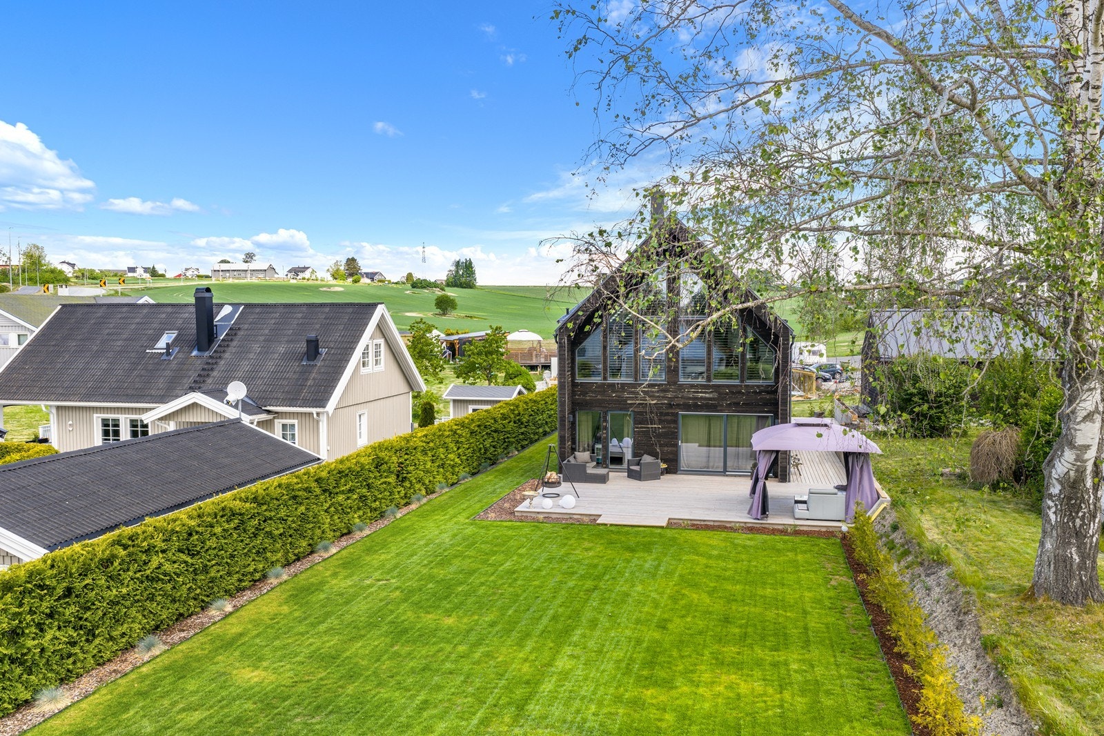 Strøken eiendom med skjermet beplantning. Enebolig med vedlikeholdsvennlige materialer. Galleribilde