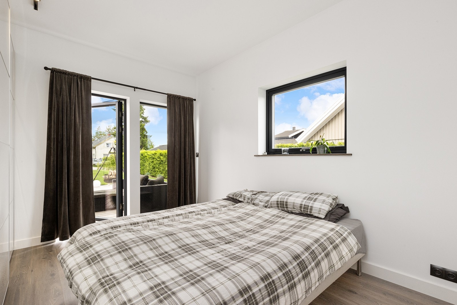 Soverom 2 med heldekkende skyvedørsgarderobe og utgang til markterrasse og hage. Galleribilde