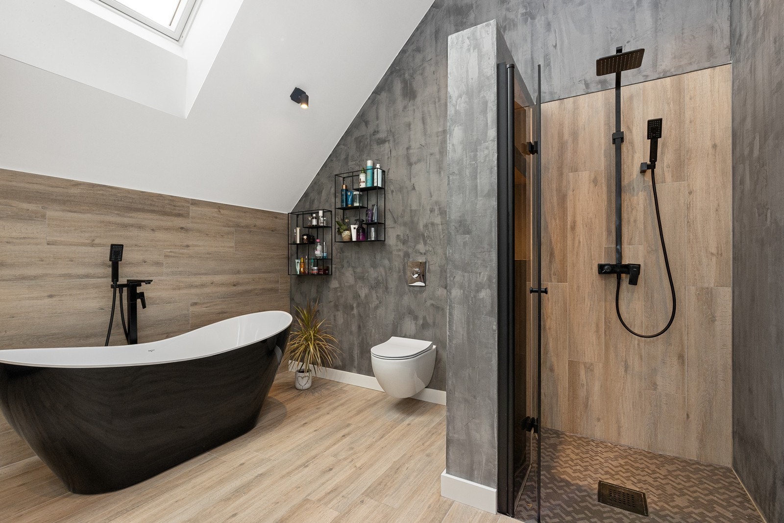 Stort og godt bad innredet med både dusjnisje og badekar. Galleribilde