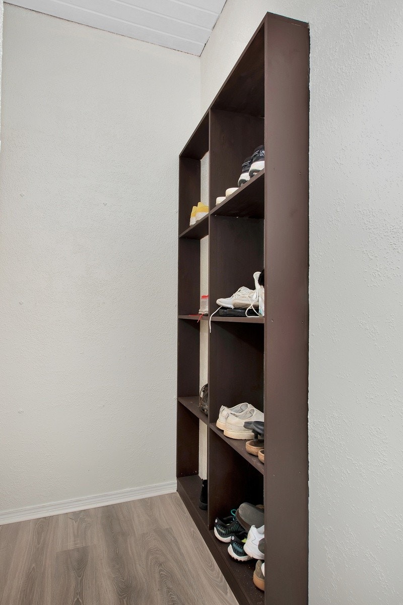 Skohyller ved inngang Galleribilde